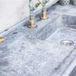 Betonnen aanrechtblad met industrieel design in moderne keuken