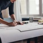 Handschets van een bouwplan voor het goedkoop bouwen van een huis met watervoorzieningen dicht bij elkaar