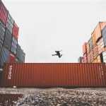 Demontabele 20ft container in tuin gebruikt als opslagruimte en tuinhuis alternatief