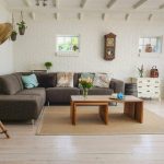 Gezellig ingerichte woonkamer met neutrale meubels, decoratieve accessoires en muurkunst