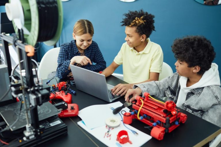 3D printer in werking - toont de voordelen van 3D printen voor rapid prototyping en flexibele productie