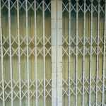 Moderne stalen deur met glas in industrieel interieur met ranke profielen en duurzaam design