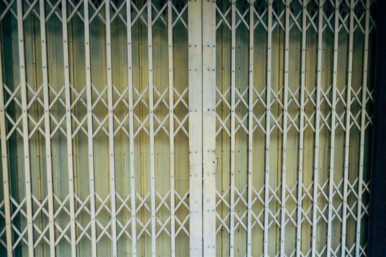 Moderne stalen deur met glas in industrieel interieur met ranke profielen en duurzaam design
