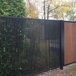 Modern spijlen maatwerk hekwerk met houten poort voor veiligheid en esthethiek van het huis