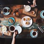Keramische mokken en kopjes van HK Living met warme koffie, duurzaam en milieuvriendelijk alternatief voor papieren bekers