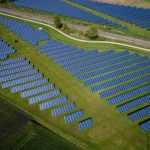 Zonnepanelen op het dak van een huis voor duurzame energieopwekking en energiebesparing
