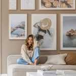 Sfeervolle woonkamer met decoratieve posters aan de muur voor interieurinspiratie