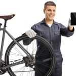 Fiets ophangsysteem aan plafond gemonteerd voor optimale ruimtebesparing in garage