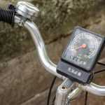 Moderne snelheidsmeter fiets met digitaal display voor het bijhouden van snelheid en vooruitgang