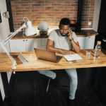 Goed ingerichte werkkamer met ergonomische stoel, bureau, verlichting en opbergruimte voor productief thuiswerken