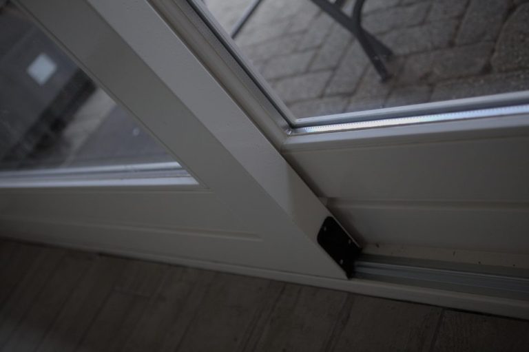 Houten schuifpui met isolatieglas en hordeur, illustratie van tips bij het kopen van een schuifpui