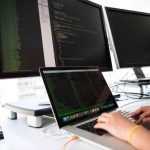 Werkomgeving met computers voor onderzoek naar alarmsysteem thuis keuze en beveiligingsoplossingen