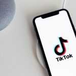 Illustratie van TikTok adverteren met korte video's en authentieke content voor maximaal bereik
