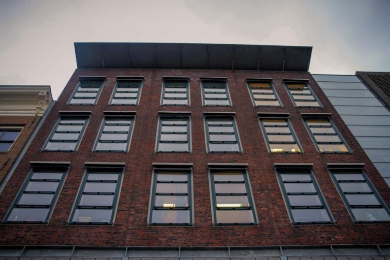 Infographic toont de toename van zakelijke partijen die huizen verkopen in Rotterdam en omgeving met statistieken