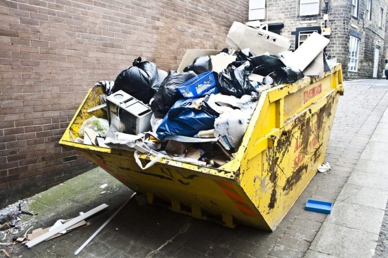 Gesorteerde metalen en schroot klaar voor metaalrecycling met stapels koperdraad en aluminium blikjes