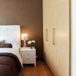 Comfortabel bed in een ontspannen slaapkamer met natuurlijke kleuren en rustige inrichting