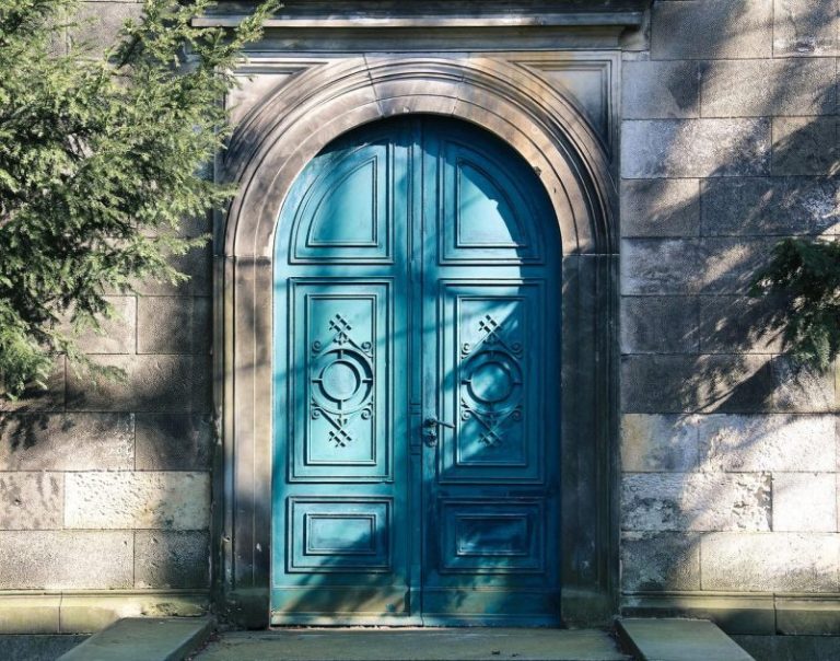 Groenblauw gekleurde voordeur als voorbeeld voor voordeur make-over met moderne uitstraling