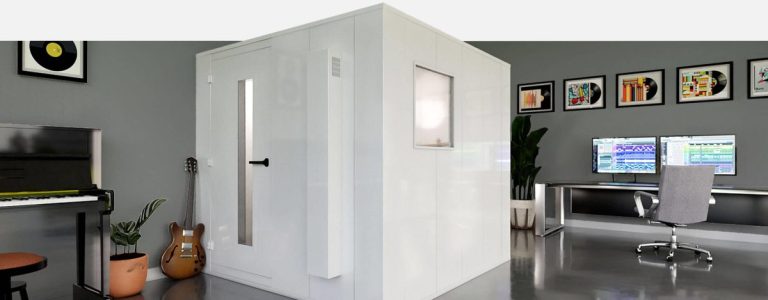 Moderne geluidscabine studio met huiselijk design voor muziekproductie en thuiswerk