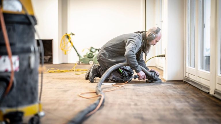 Kant parket schuren - professionele afwerking van een parketvloer met schuurmachine voor perfecte resultaten