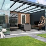 Moderne aluminium overkapping boven terras, duurzaam en stijlvol design voor buitenruimte