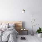Moderne slaapkamer in warme aardetinten met luxe beddengoed en gezellige verlichting voor het ultieme droomland.