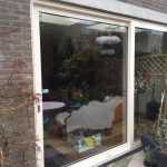Moderne woning met aluminium schuifpui die natuurlijk licht en uitzicht op tuin biedt