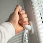 Houten kozijnen met draai-kiepraam voor optimale ventilatie en frisse luchttoevoer in huis