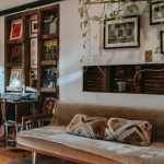 Interieur met warme kleuren, zachte texturen en sfeervolle verlichting voor gezellige sfeer in huis