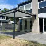 Moderne pergola met intrekbare zonwering biedt schaduw en UV-bescherming voor een comfortabele buitenruimte