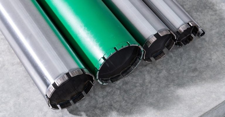 Droogboren in gewapend beton met diamantboor en micropercussie-machine voor efficiënte installaties