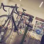Overzicht van de beste fietsenwinkels in Groningen met diverse fietsen en accessoires