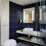 Badkamer gietvloer in moderne stijl met naadloze afwerking en waterbestendig design
