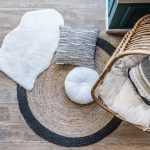 Rond vloerkleed onder eettafel in modern interieur voor gezelligheid