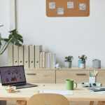 Rustige en gezellige fijne werkplek thuis met bureau, groene planten en moderne inrichting