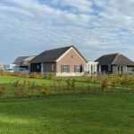 Visualisatie van het bouwproces van een prefab woning met fabrieksfasen en assemblage op de bouwplaats