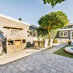 Low budget tuinverbouwing met nieuwe tegels en schutting die de tuin transformeert en een frisse uitstraling geeft