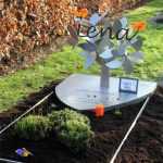 Kindergrafmonument met vogels, vlinders en boompje als gedenksteen voor een baby