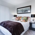Slaapkamer het beste inrichten met zachte kleuren, comfortabel bed en persoonlijke decoratie