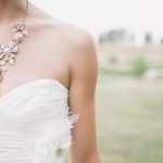 Collectie elegante sieraden voor speciale dag inclusief trouwringen, oorbellen en halskettingen voor bruiloften en jubilea