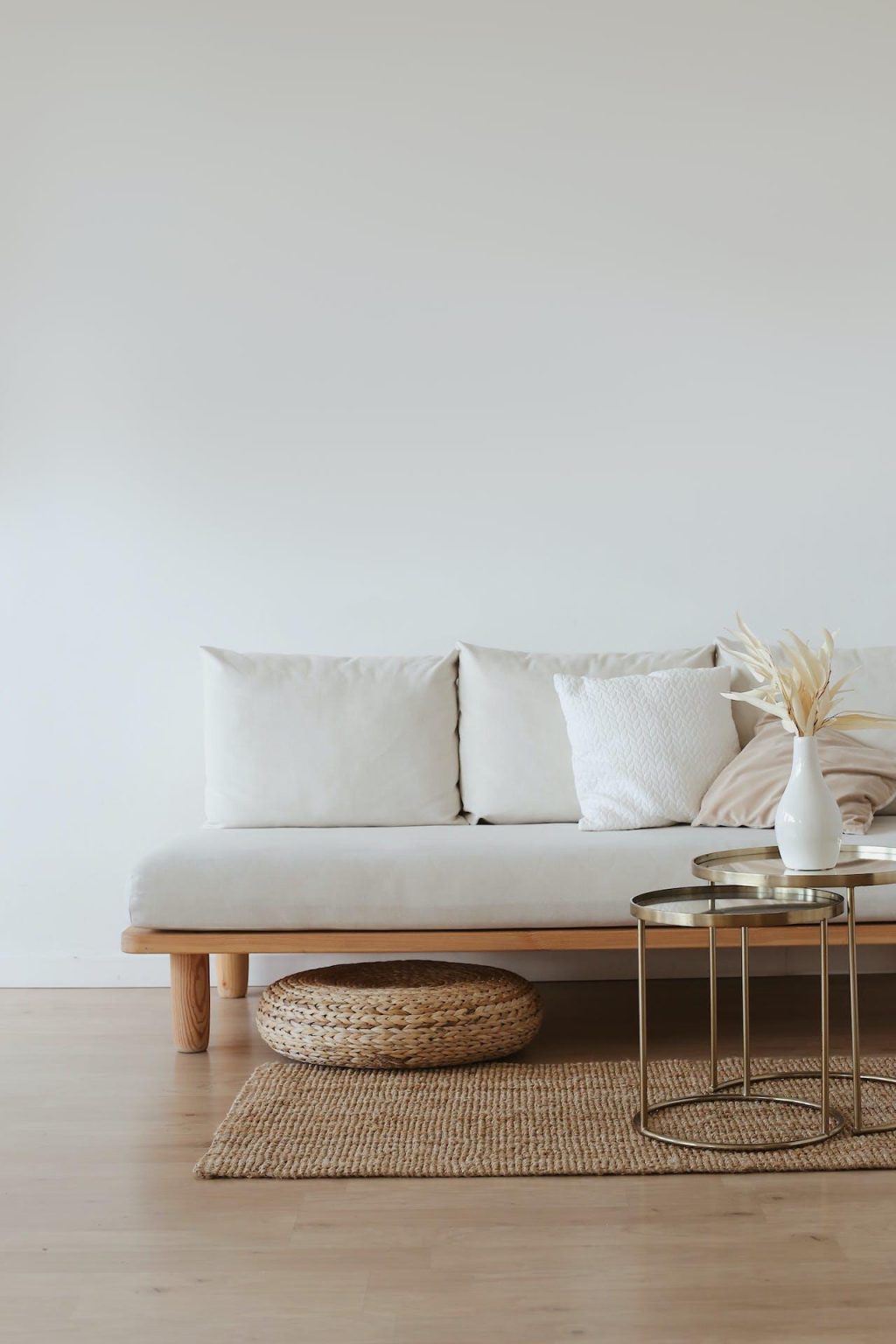Mooi ingerichte woonkamer met interieurstyling - meubilair, verlichting en decoratie elementen
