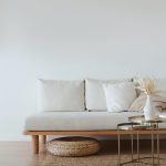 Mooi ingerichte woonkamer met interieurstyling - meubilair, verlichting en decoratie elementen
