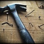 Houtaantasting in woningstructuur met zichtbare beschadiging van houten elementen