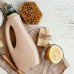 Verzameling van professionele schoonmaakmiddelen en reinigingsproducten op een rij voor kantoor en thuisgebruik