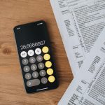 Illustratie van woningtaxatie in verschillende landen met modernistische architectuur en duurzame bouwkenmerken