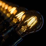 LED Verlichting in een gezellige veranda met warme, energiezuinige lampen die een uitnodigende sfeer creëren.