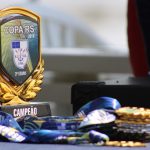 Collectie sportprijzen in Apeldoorn met trofeeën, medailles en oorkondes voor sportieve prestaties