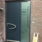 Stapsgewijze demonstratie van raamfolie plakken met huisnummer en applicatietape