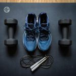 Vrouw voert thuistraining uit met moderne technologie en wearable fitness tracker