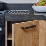 Stijlvolle industriële keuken met roestvrij staal, hout en beton materialen in modern design