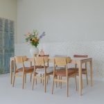 Enni Scandinavische eetkamerstoel van Sav & Økse met gestoffeerde zitting en rugleuning in Deens design